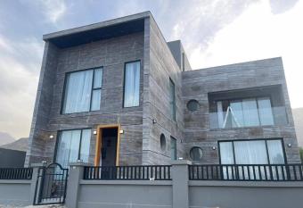 4 Bedroom Villa Khor fakkan has Balcony rooms