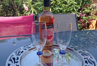 Appartement Cosy    Sanary Plage de Portissol-Climatis  -Parking priv   has Balcony rooms