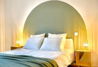 Le Condorcet. Charme et confort    Championnet allows 18 year olds to book a room