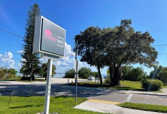 Sunset Inn has Balcony rooms
