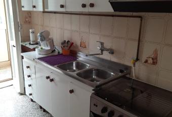 Apt. Vintage Viareggio allows 18 year olds to book a room