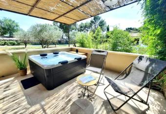 Le Sublime - Exceptional property with spa has rooms with a private hot tub