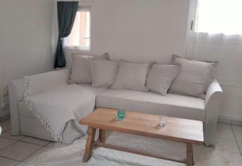 Studio Rez-de-chauss  e avec cour has Balcony rooms