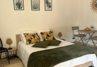 Studio chez joss has Balcony rooms