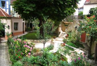 La campagne    Melun ! has Balcony rooms