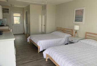 Southold Beach Motel has Balcony rooms