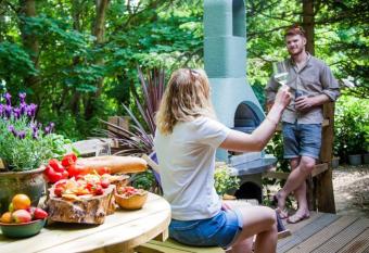 HAYNE BARN ESTATE ECOLODGES has rooms with a private hot tub