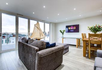 leigh Penthouse Apartment has Balcony rooms