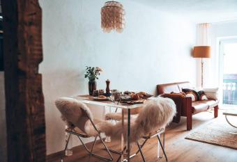 Charming Apartment close to the Slopes, Skiing & Hiking has Balcony rooms