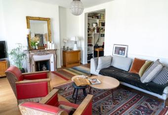 Haussmanien allows 18 year olds to book a room