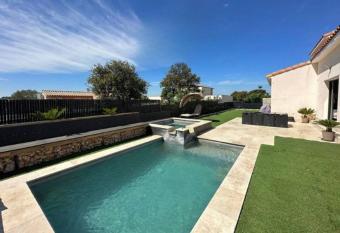 Superbe villa avec piscine has Balcony rooms