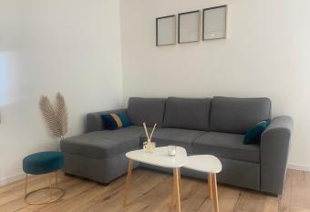 T2 chaleureux    5 mn du centre/plage avec parking has Balcony rooms