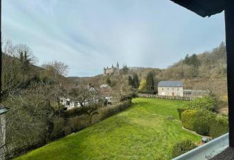 Appart vue Ch  teau de Veves + petite terrasse has Balcony rooms