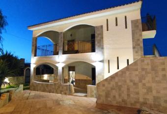 Home Arenella has rooms with a private hot tub