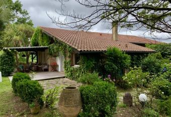 MENDIONDO has Balcony rooms