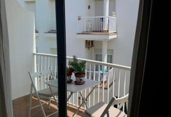 Primera l  nea de playa. P   Mar  timo allows 18 year olds to book a room