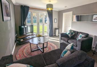 Superb Modern Apartment Sleeps 6/FREE Secure Parking! has Balcony rooms