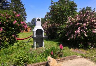Le nid d hirondelle has Balcony rooms