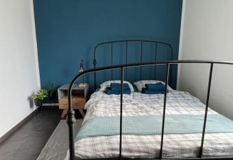 Gro  e FeWo, 11 min zu Messe und Flughafen, 13 min zum Frankfurt Hbf, gro  e und komfortable Wohnung has Balcony rooms