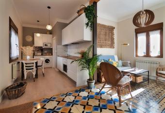 Casa el Tratado, situada en el casco hist  rico con patio privado allows 18 year olds to book a room