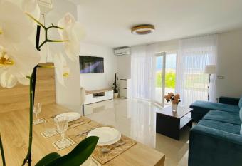 Seaview Villa Koper has Balcony rooms