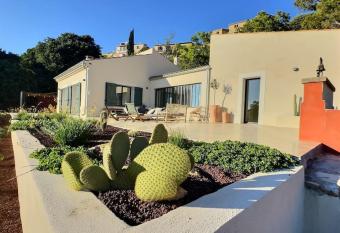 Sous le     Figuier     has rooms with a private hot tub