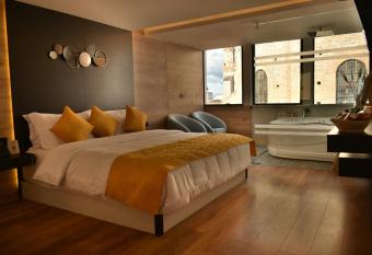 Hotel Vaway has rooms with a private hot tub