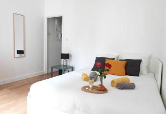 Au P tit Berlioz proche source, gare, centre Vichy allows 18 year olds to book a room