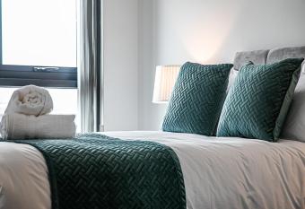 Stylish 2-Bed Apartment - Sheffield City Centre - Free Parking allows 18 year olds to book a room
