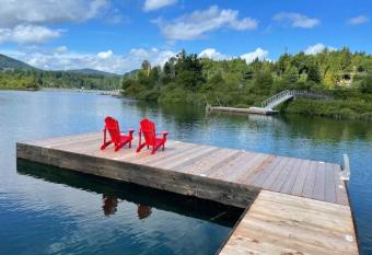 Lakey McLakehouse has rooms with a private hot tub