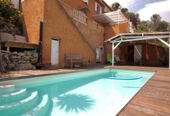 studio ind  pendant avec spa priv   +piscine chauff   has rooms with a private hot tub