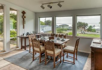 The Boat House has Balcony rooms