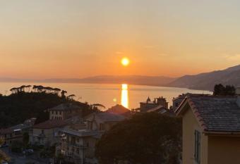 Vista Sul Golfo allows 18 year olds to book a room