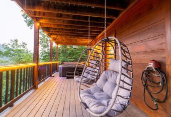 Fall sale! new! stunning views, near attractions has rooms with a private hot tub