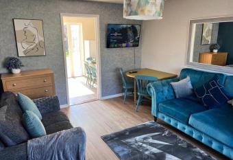 Gema Home - Stylish 3 bedroom house with Free parking and Hot Tub has rooms with a private hot tub