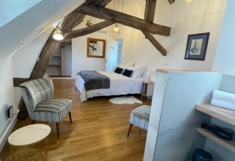Le Clos du Q   h  tre allows 18 year olds to book a room