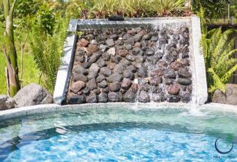 Villa Palmaluna en la Fortuna has rooms with a private hot tub