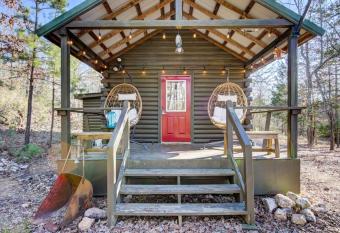 Enchanting Crystal Cabin near Lake Ouachita has Balcony rooms