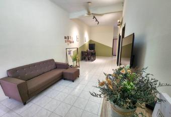 Taiping Homestay Near Lakegarden has Balcony rooms