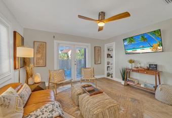 Hidden Bohemian Waterview 1br Beach Access Retreat allows 18 year olds to book a room