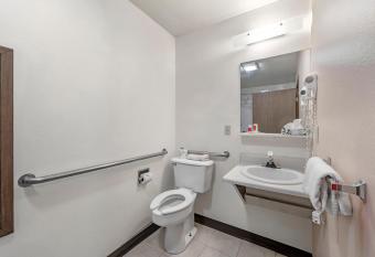 Econo Lodge La Junta allows 18 year olds to book a room