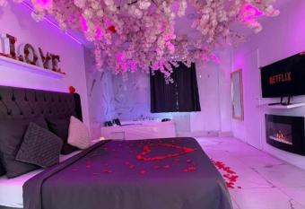 Love Room Appartement Spa Jacuzzi et Terrasse has Balcony rooms