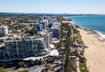 8th Floor Sunny Escape at Landmark Resort has rooms with a private hot tub