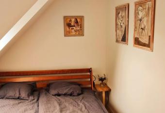 V  relse med egen stue allows 18 year olds to book a room