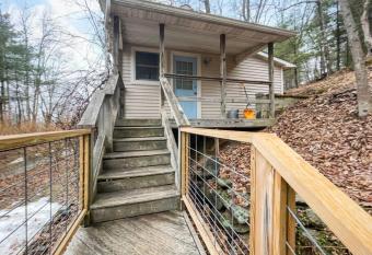 Breezy Hill Eccentric Studio Cottage has Balcony rooms