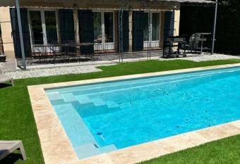 La bastidonne avec piscine priv  e allows 18 year olds to book a room