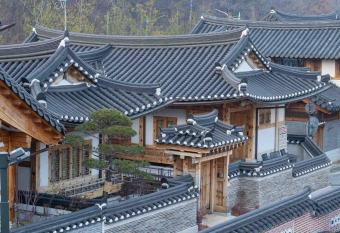 Sirakdang Hanok has rooms with a private hot tub
