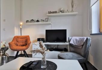 Ferienwohnung Strata Montana allows 18 year olds to book a room