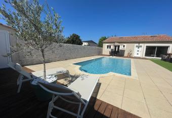 Jolie maison avec piscine has Balcony rooms
