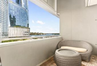 Beautiful 2-Bed Apartment with ocean views of Barangaroo has rooms with a private hot tub
